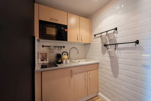 جناح بزنس بسرير كوين مع أريكة بمطبخ صغير، Hotel Medo Koln 1/1