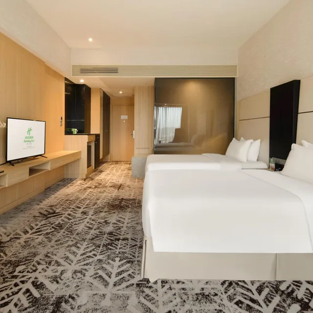 غرفة بريميوم بسريرين منفصلين بحوض استحمام مع دخول الصالة، Holiday Inn Shanghai Hongqiao West An Ihg Hotel 1/5