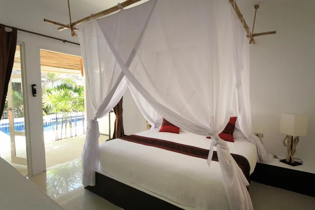بنغل، The White Cottage 1/4