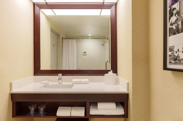 غرفة كلوب بسرير كينج، Renaissance Los Angeles Airport Hotel 4/4