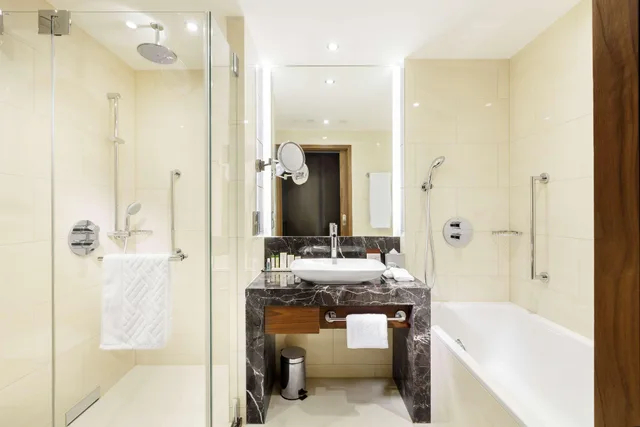 غرفة قياسية بسرير مزدوج، DoubleTree By Hilton Hotel and Conference Centre Warsaw 1/2