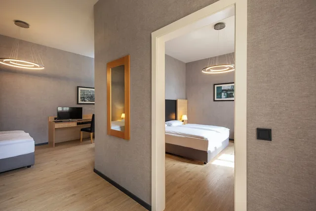 غرفة عائلية بسرير كوين وسرير فردي بغرفة نوم واحدة، Roomingtons Franziskushohe Lohr 8/8