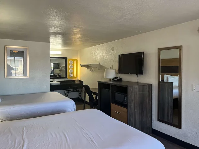 Standard, 2 Queen Beds, Accessible, Motel6 Cross Lanes, WV–Goff Mountain Rd 3/10