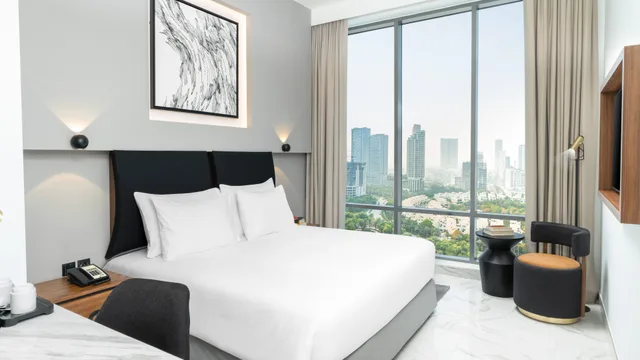 غرفة بريميوم بسرير كينج بشرفة، Holiday Inn Dubai Village Circle 1/2