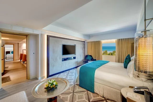 جناح جونيور بسرير كينج بإطلالة على البحر بشرفة مع دخول صالة النادي، InterContinental Muscat 2/5