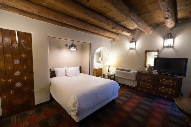 Superior, Queen Bed, Sagebrush Inn Suites 7/8