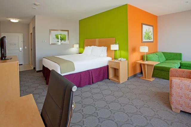 Standard, King Bed, Extra Floor Space، Holiday Inn Express Suites Clute Lake Jackson 1/2
