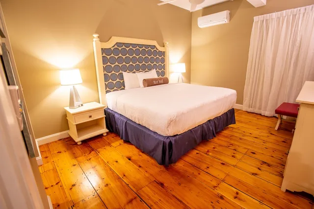 جناح ديلوكس بسرير كينج مع أريكة، Capital Resorts 84 Main 1/6