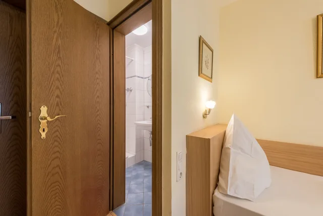 غرفة مفردة، Windsor Hotel 4/6