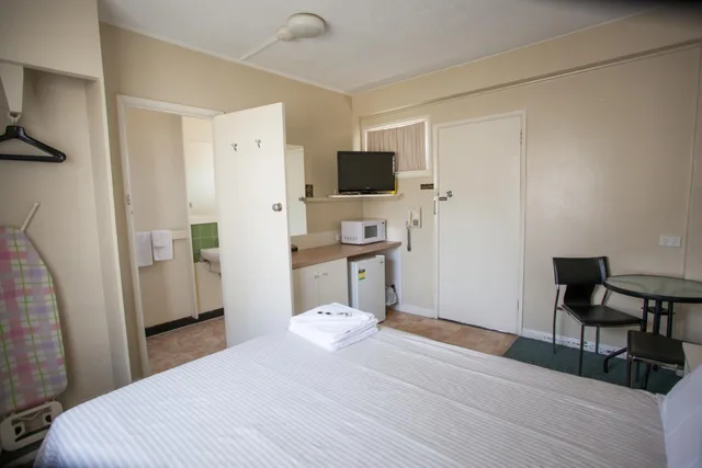 Upstairs, Double Bed, Small، Corio Bay Motel 1/2