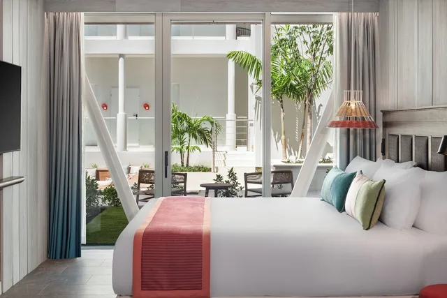 غرفة قياسية بسرير كينج بشرفة، Hotel Indigo Turks Caicos Grace Bay by IHG 4/8