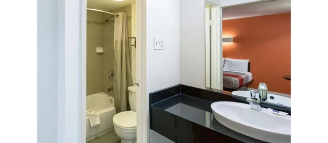 غرفة بسرير كينج لغير المدخنين، Motel6 Dallas, TX - Farmers Branch 3/4