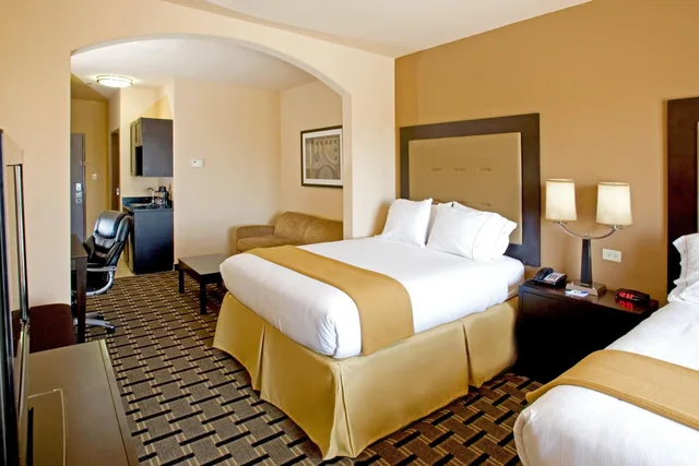 جناح بسرير كوين مع أريكة، Holiday Inn Express Suites Beeville 6/10