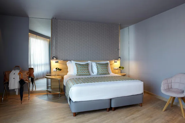 غرفة قياسية بسريرين منفصلين وسرير كينج بإطلالة على المدينة لذوي الإعاقة، Wyndham Grand Athens 1/5