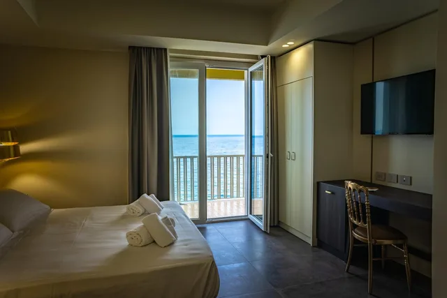 Royal, Suite, Hot Tub, Palace Hotel 2/10