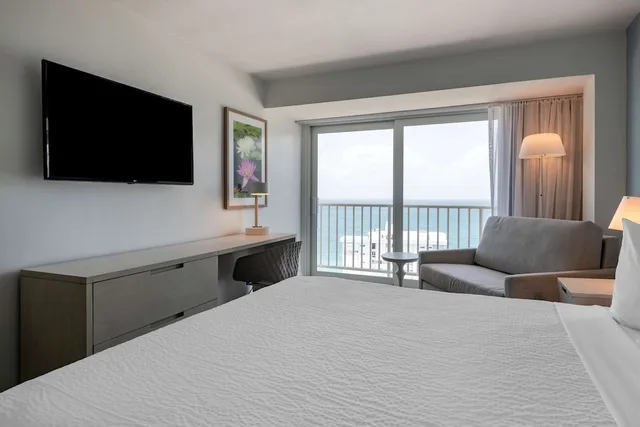 غرفة بسرير كينج بإطلالة على البحر مع أريكة، Condado Palm Inn San Juan, Tapestry Collection by Hilton 2/3
