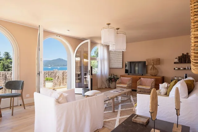 2 Bedrooms, Suite, King and Queen Bed, Sea View, Sofa, with Pool، La Bastide D Antoine 5/7