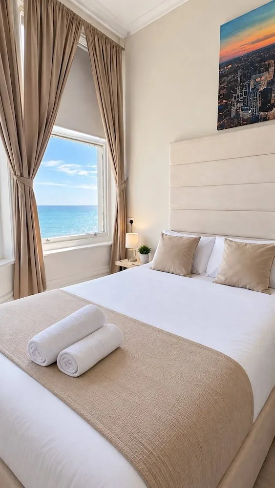 غرفة قياسية ثلاثية بسرير مزدوج وسرير فردي، OYO Marine Parade Hotel Eastbourne Pier 2/10