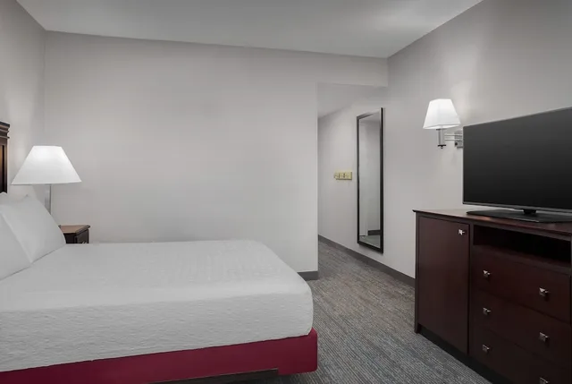 غرفة بسرير كوين لذوي الإعاقة، Hampton Inn Suites By Hilton Omaha Downtown 2/10