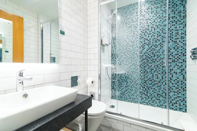 غرفة قياسية بسريرين منفصلين وسرير كينج، HOLIDAY INN ASHFORD NORTH 13/13