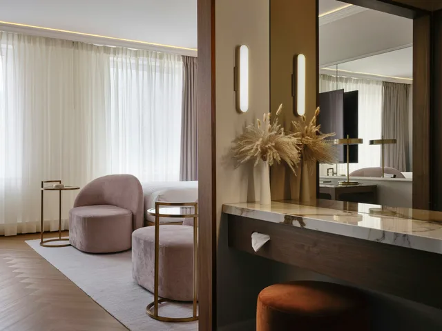 غرفة بسريرين مزدوجين، Vogue Hotel Montreal Downtown, Curio Collection by Hilton 2/4