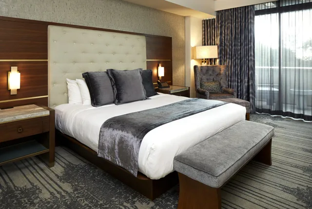 غرفة ديلوكس بسرير كينج بشرفة بإطلالة، Legacy Resort Hotel And Spa 1/1