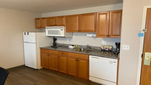 جناح بسرير كوين بغرفة نوم واحدة مع أريكة، Staybridge Suites Hotel Calgary Airport 6/6