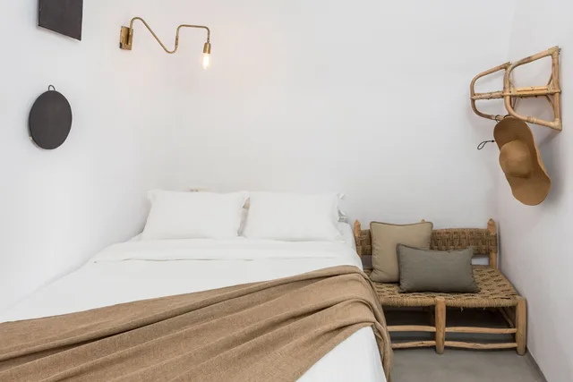 جناح شهر العسل بسرير كوين بحوض جاكوزي، COCOON SUITES 1/4