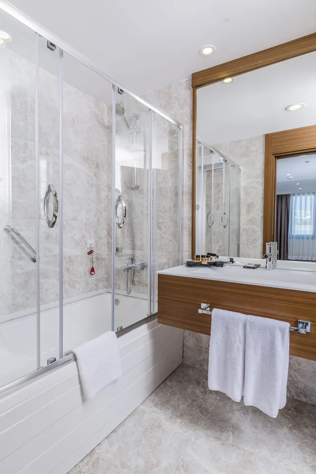جناح بسرير كوين وسرير فردي مع أريكة، Nearport Hotel 3/3