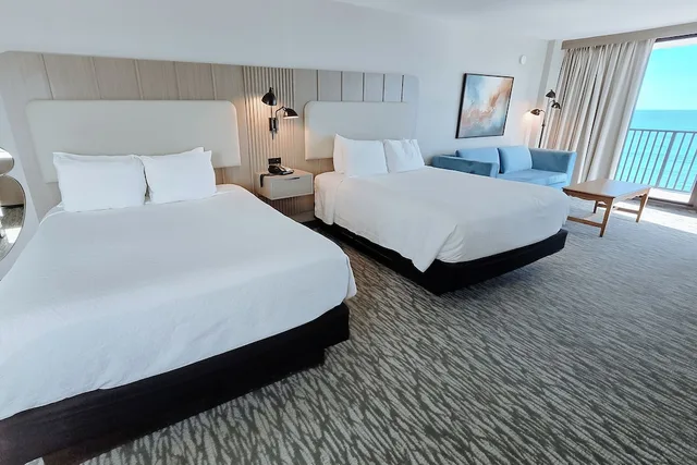 غرفة ديلوكس بسريرين كوين بإطلالة على البحر مع أريكة، Nautilus Inn 2/10
