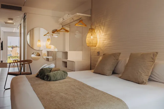 جناح جونيور بسرير كينج بإطلالة على الحديقة بشرفة، Lago Resort Menorca - Casas del Lago Adults Only 2/3