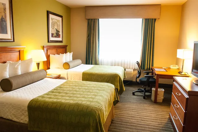 غرفة بسريرين مزدوجين بحوض استحمام لذوي الإعاقة، Best Western Plus Miami-Doral/Dolphin Mall 1/1