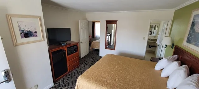 جناح جونيور، Redondo Inn and Suites 1/4