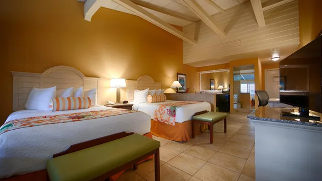 غرفة قياسية بسريرين كوين بإطلالة على المرسى بشرفة، Best Western Plus Yacht Harbor Inn 3/5