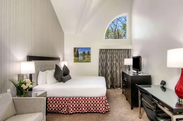غرفة بسرير كينج، Aggie Inn, an Ascend Collection Hotel 1/1
