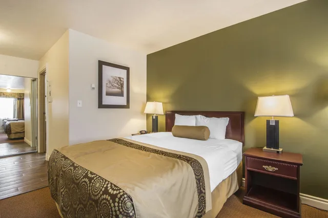 Efficiency, Queen Bed، Econo Lodge Inn & Suites High Level, AB 2/10