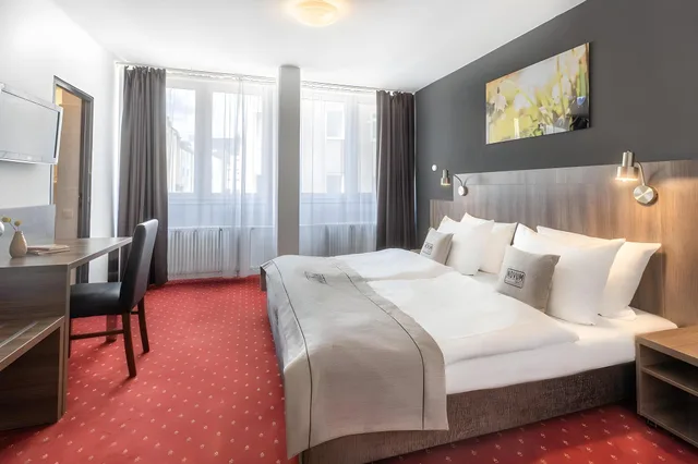 Comfy، Hotel Leonet 1/2