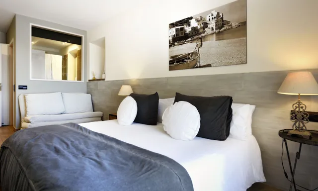 غرفة بسرير مزدوج مع أريكة، Hotel Sa Tuna 1/3