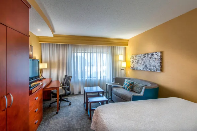 غرفة بسرير كينج مع أريكة، Courtyard Greensboro Airport 8/10