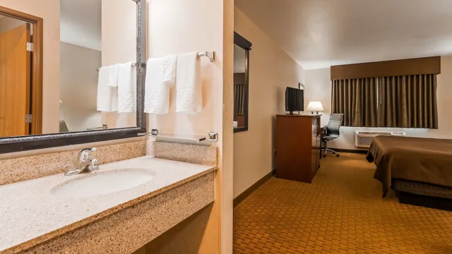 Standard, King Bed, Accessible, Best Western Wittenberg Inn 6/7