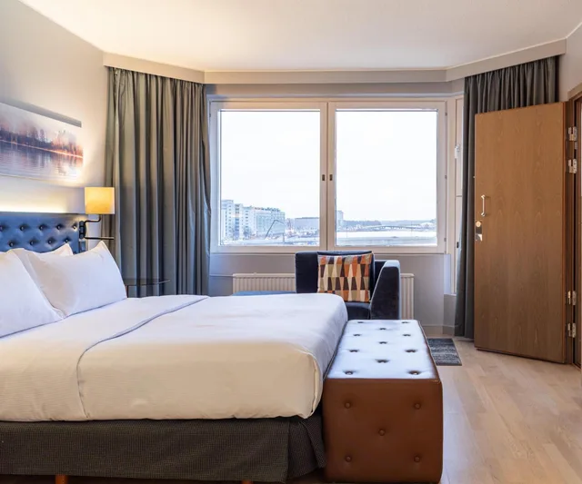 جناح بسرير كينج بإطلالة على البحر مع أريكة، Hilton Helsinki Strand 1/8