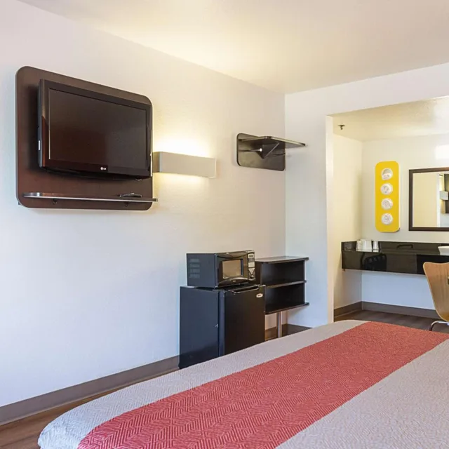 غرفة بسرير كينج لذوي الإعاقة، Motel6 Fresno, CA 9/10