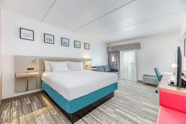 Standard, King Bed, Lateral Side Ocean View, Sofa, Balcony، Hilton Garden Inn Outer Banks/Kitty Hawk 3/8