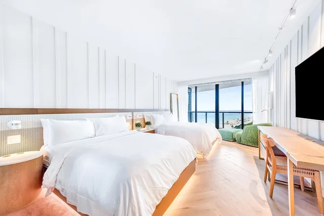 غرفة سوبيريور بسريرين كوين بإطلالة على البحر بشرفة لذوي الإعاقة، W South Beach Hotel 1/4