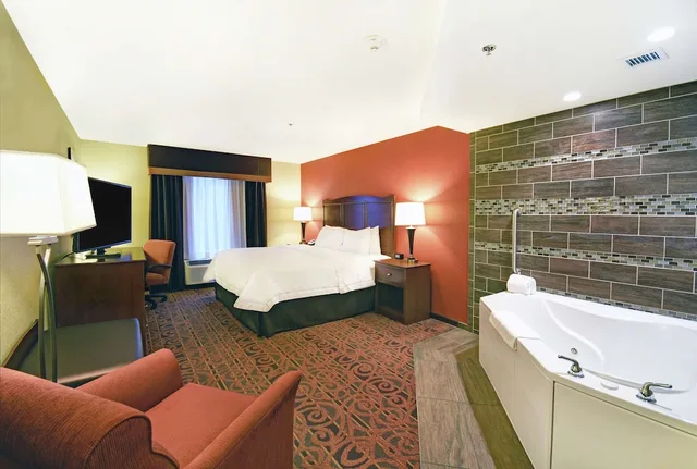 جناح بسرير كينج بحوض جاكوزي، Hampton Inn and Suites Milwaukee Franklin 4/4