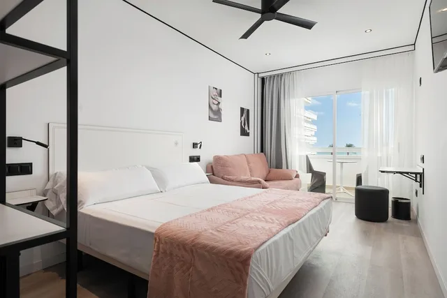 غرفة بسرير مزدوج بإطلالة على البحر بشرفة، Hotel Condesa 1/7