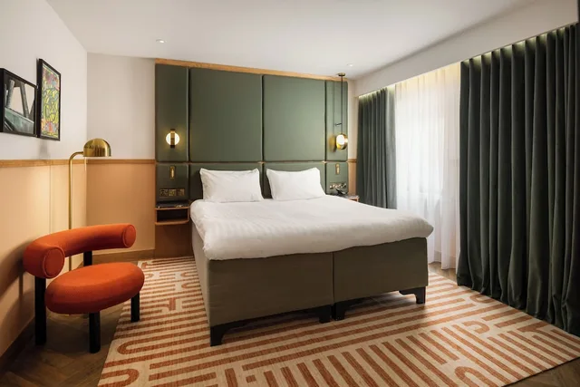 Snug, King Bed، Carlton George Hotel 2/5