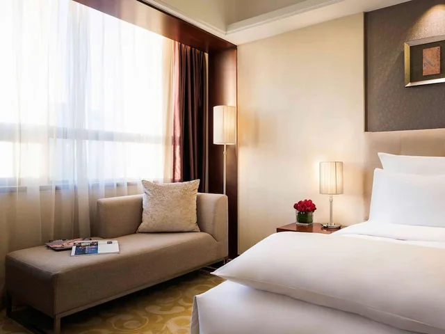 جناح ديلوكس بسرير كينج بمنطقة جلوس مع دخول الصالة في طابق مرتفع، PULLMAN BEIJING SOUTH 7/10