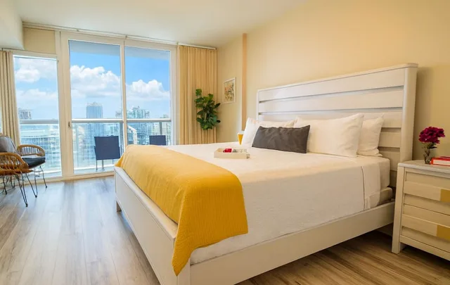 استوديو بريميوم بسرير كوين بإطلالة على البحيرة بشرفة، Brickell by Miami Vacation Rentals 1/3
