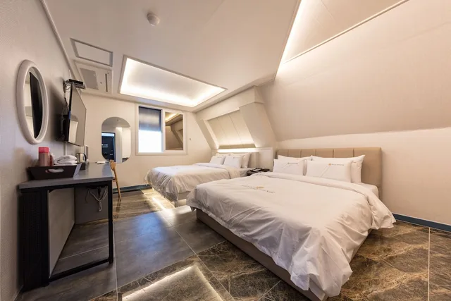 غرفة عائلية بسريرين كوين، Ballantine Hotel 3/6